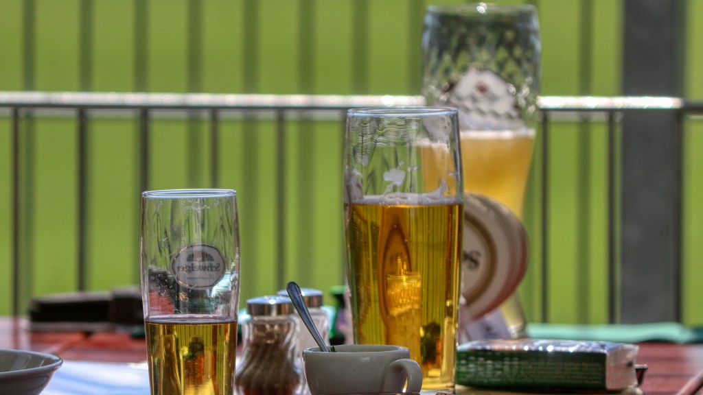 Tisch im Biergarten mit Getränken (Foto: pixabay).