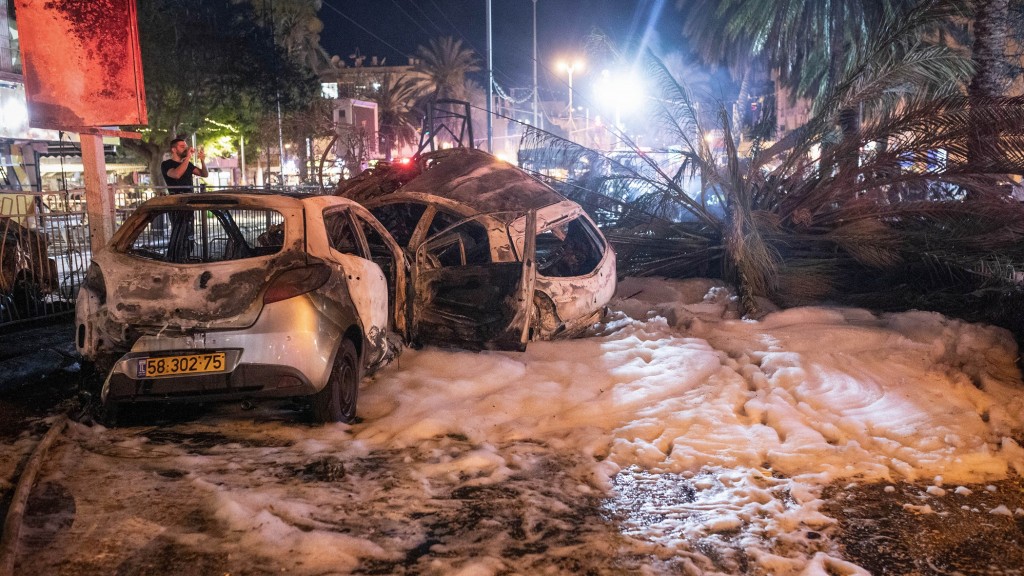 Tel Aviv, 12. Mai 2021: Verbrannte Fahrzeuge nach Raktenangriffen (Foto: picture alliance/dpa | Oren Ziv)