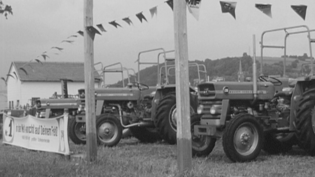 Foto: Traktoren auf einer Wiese (schwarz-weiß)
