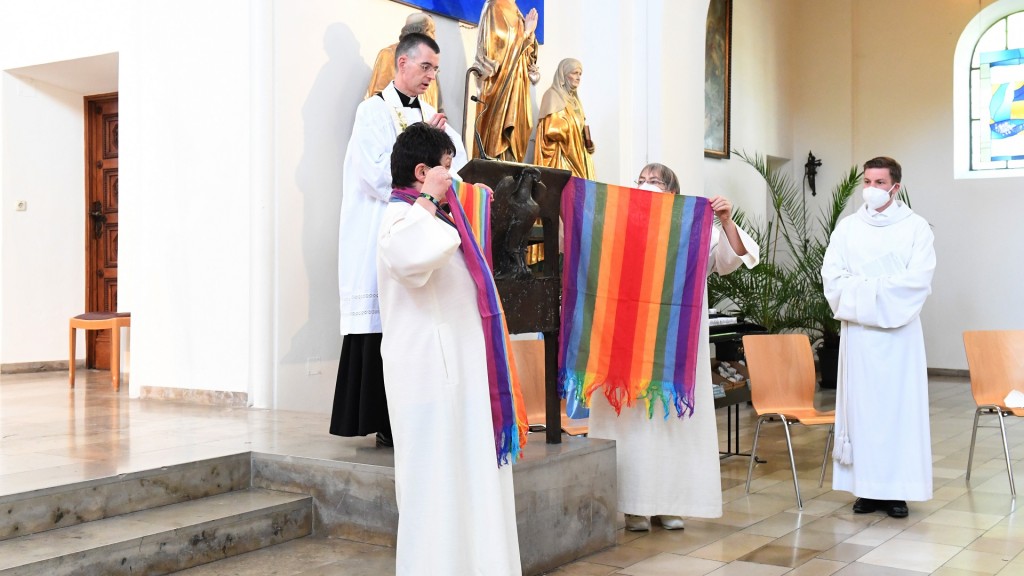 Foto: Katholischer Gottesdienst mit Segnung homosexueller Paare (Foto: picture alliance/dpa | Felix Hörhager)