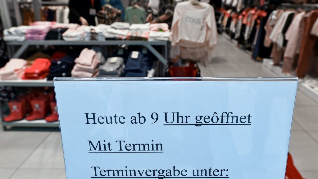 Foto: Ein Schild am Eingang zu einem Geschäft informiert über den Einkauf mit Termin. (Foto: picture alliance/dpa/dpa-Zentralbild | Hendrik Schmidt)