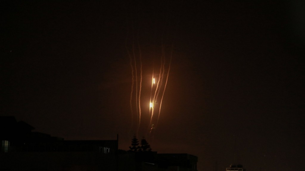 Raketen werden am 11. Mai von der islamistischen Hamas aus Gaza-Stadt in Richtung Israel abgefeuert. (Foto: picture alliance/dpa | Mohammed Talatene)