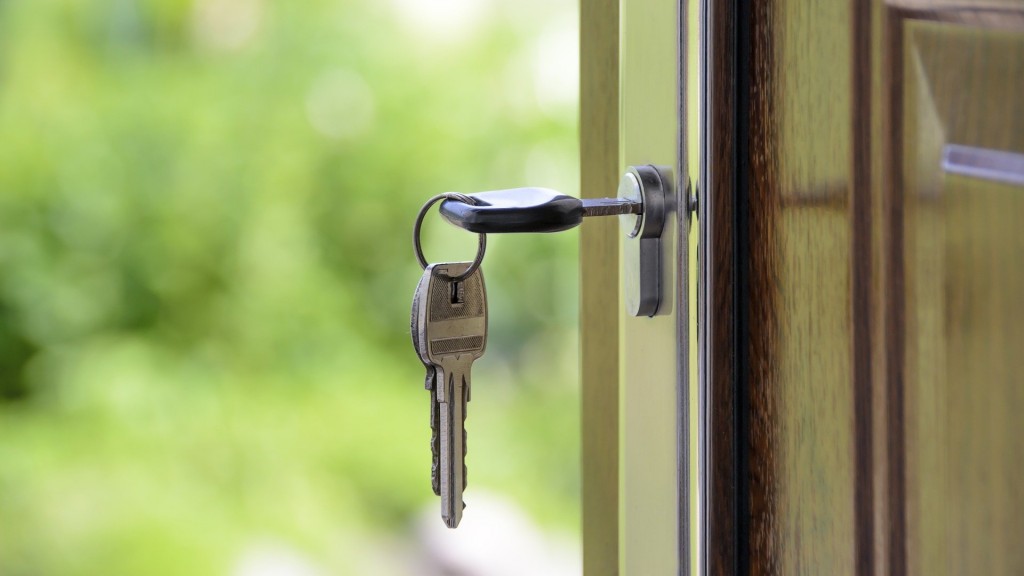 Symbolbild: Ein Schlüssel steckt in einer Wohnungstür (Foto: pixabay)