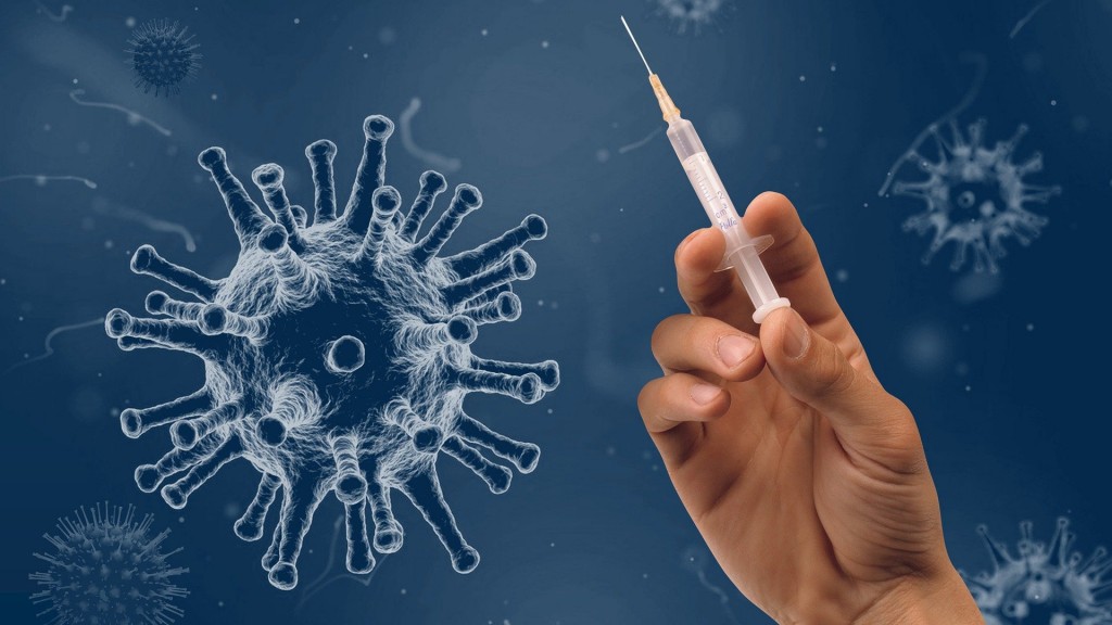 Ein Hand hält eine Spritze vor einem Hintergrund mit Corona-Viren. (Foto: Pixabay / WiR_Pixs)
