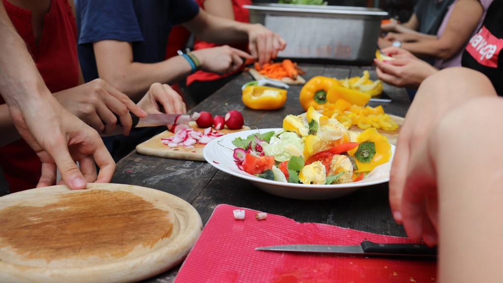 Gemeinsames Gemüseschnippel am Tisch. (Foto: Pixabay / citypraiser)