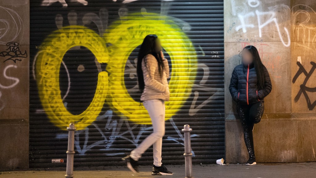 Symbolbild: Zwei Prostituierte auf dem Straßenstrich bieten ihre Dienste an (Foto: picture alliance/dpa | Boris Roessler)