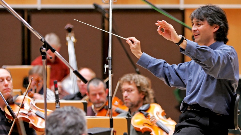 Jun Märkl bei einer Orchesterprobe (Pressefoto: music vine arts)