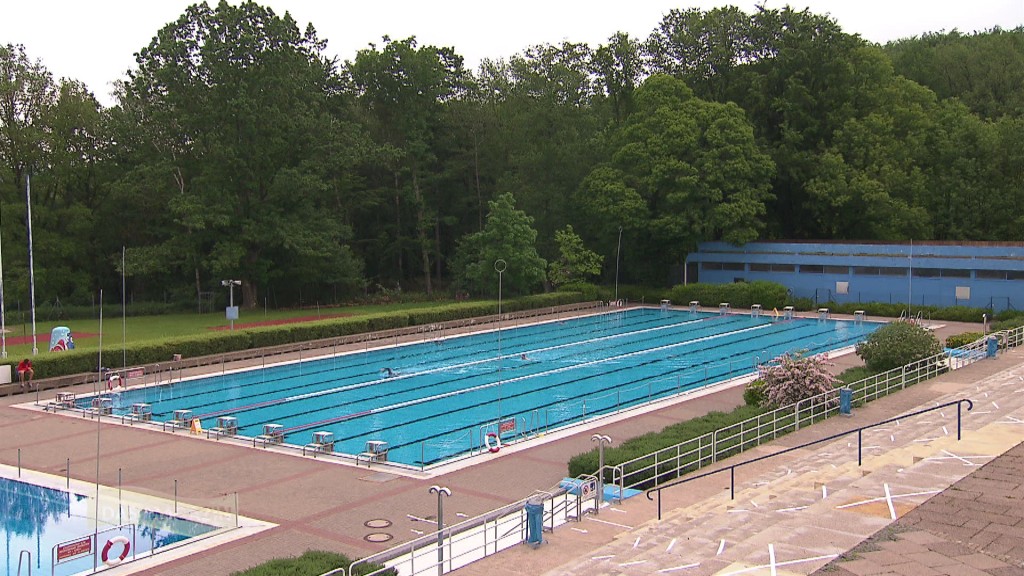 Foto: Blick auf ein Schwimmbecken in einem Freibad.