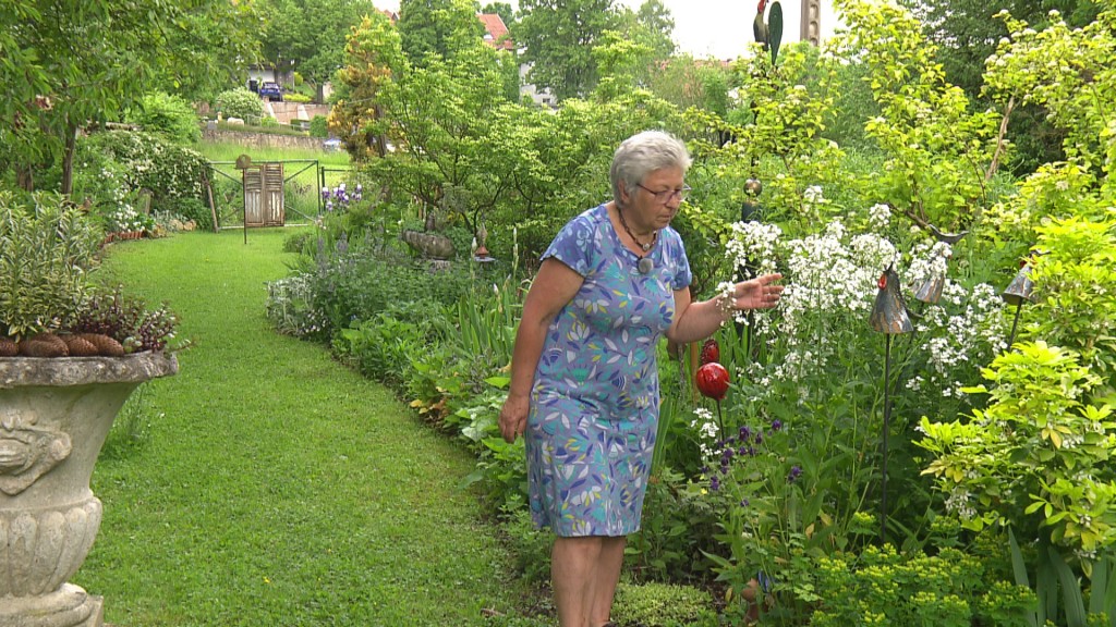 Foto: Frau in einem Garten 