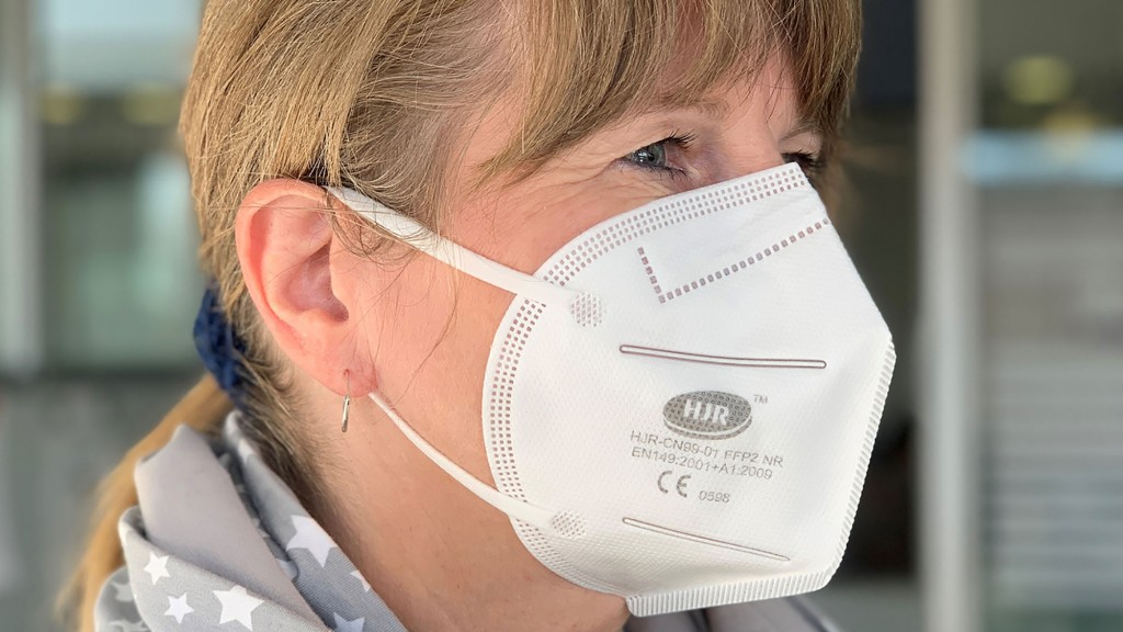Eine Frau trägt eine FFP2-Maske mit CE-Prüfnummer (Bild: SR 1)