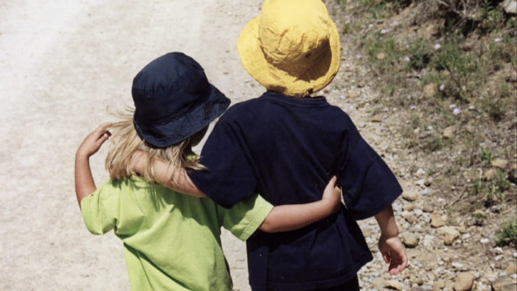 Foto: Zwei Kinder Arm in Arm