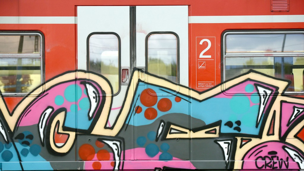 Foto: Ein Zug mit Graffiti besprüht