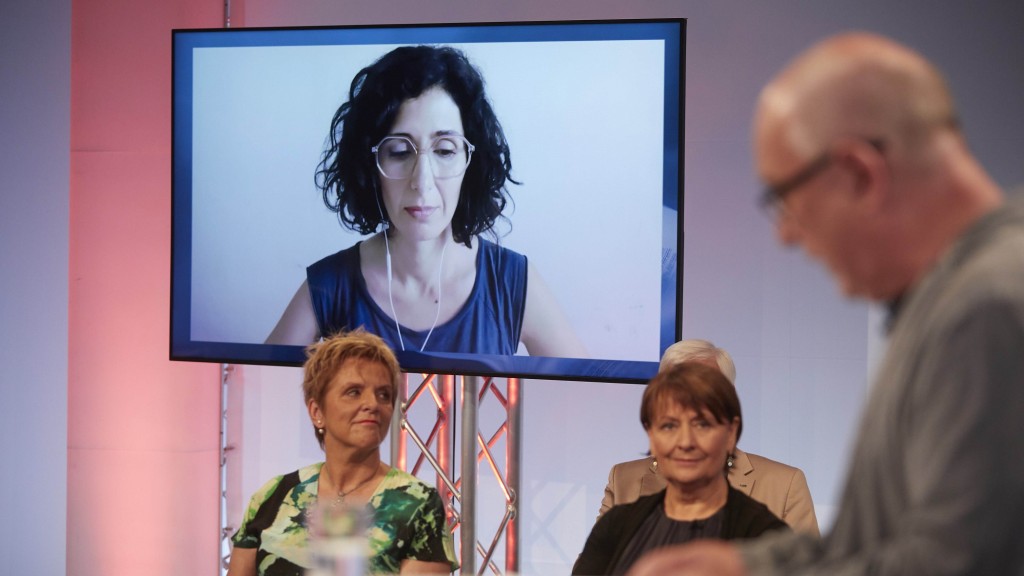 Nava Ebrahimi (im Monitor) gewinnt den Ingeborg-Bachmann-Preis 2021  (Foto: picture alliance/dpa/ORF | Johannes Puch)