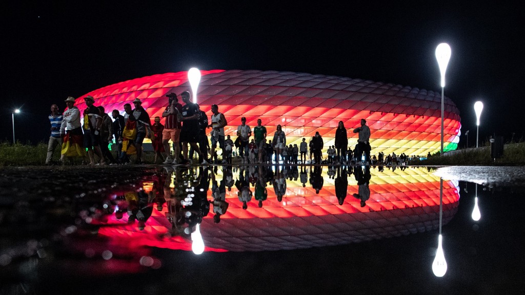 EM-Arena München: Fans verlassen das Stadion, das in den Landesfarben von Ungarn und Deutschland beleuchtet ist (Foto: picture alliance/dpa | Matthias Balk)