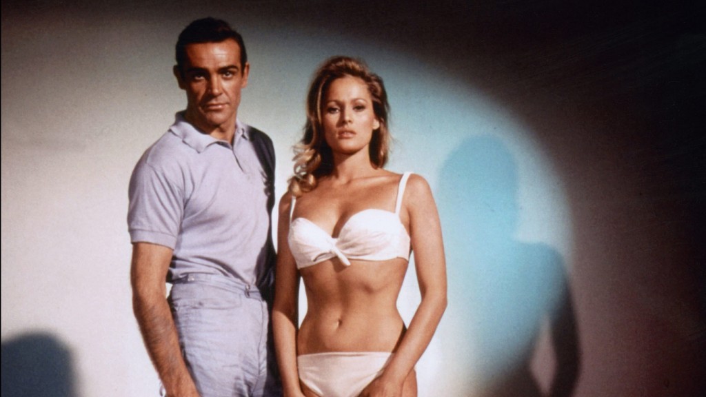 Sean Connery und Ursula Andress bei einem Fotoshooting für den James Bond-Film 