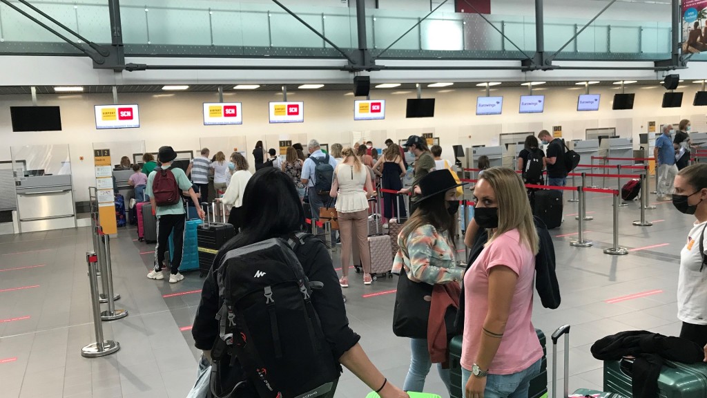 Leute beim Check-In am Saarbrücker Flughafen (Foto: Karin Mayer/SR)