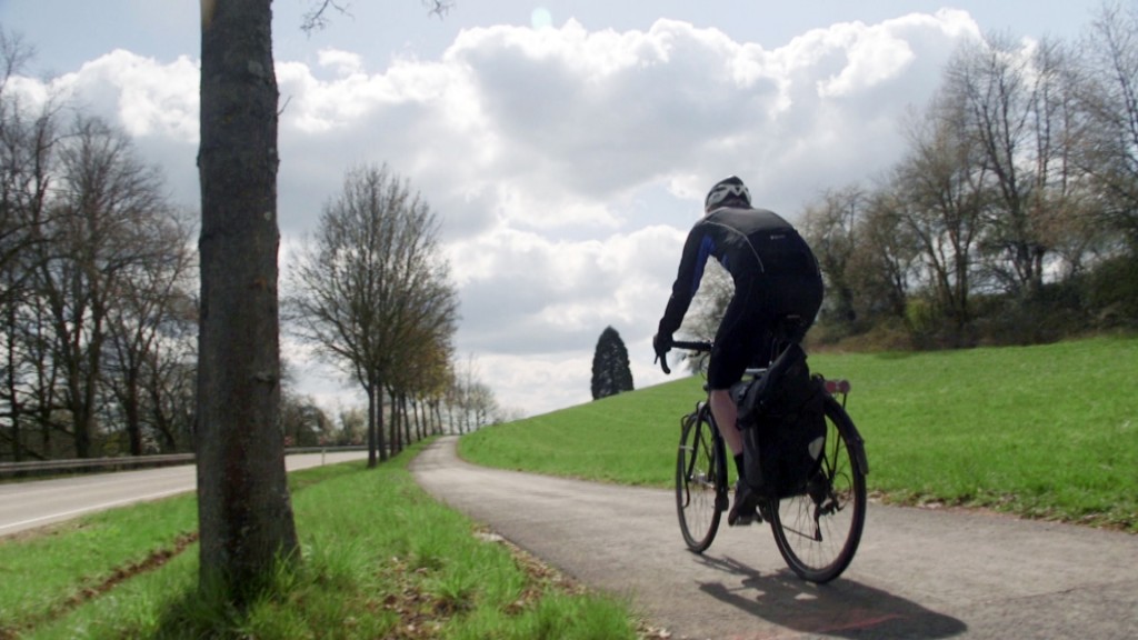 Symbolbild: ein Fahrradfahrer auf einem gut ausgebauten Feldweg (Foto: SR Fernsehen)