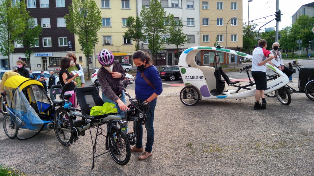 Lastenrad-Fans und Interessierte am Pariser Platz in Saarbrücken (Foto: Dagmar Scholle)