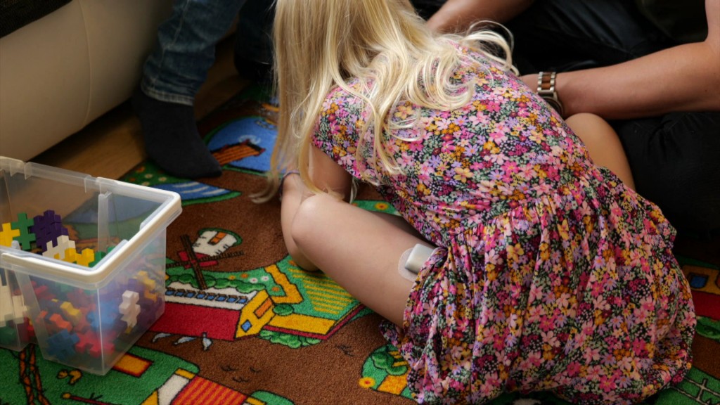 Mädchen spielt auf dem Boden. (Foto: Lisa Krauser)