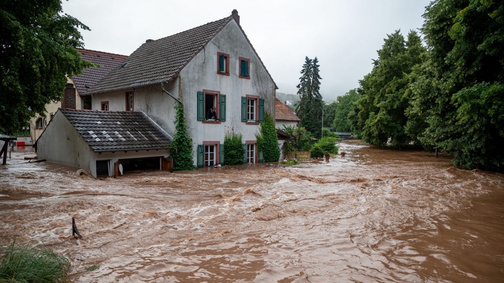 Die Kyll ist in Erdorf über die Ufer getreten und hat Teile des Dorfes geflutet. (picture alliance/dpa | Harald Tittel)