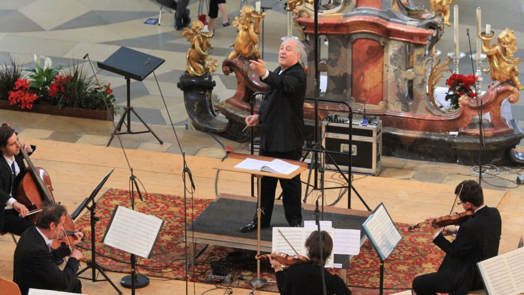 Dirigent Manfred Honeck in der Klosterkirche Ottobeuren (Foto: Helmut Scharpf)