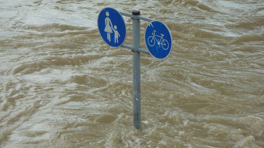 Hochwasser umspült Schild (Foto: pixabay/Hermann Traub)