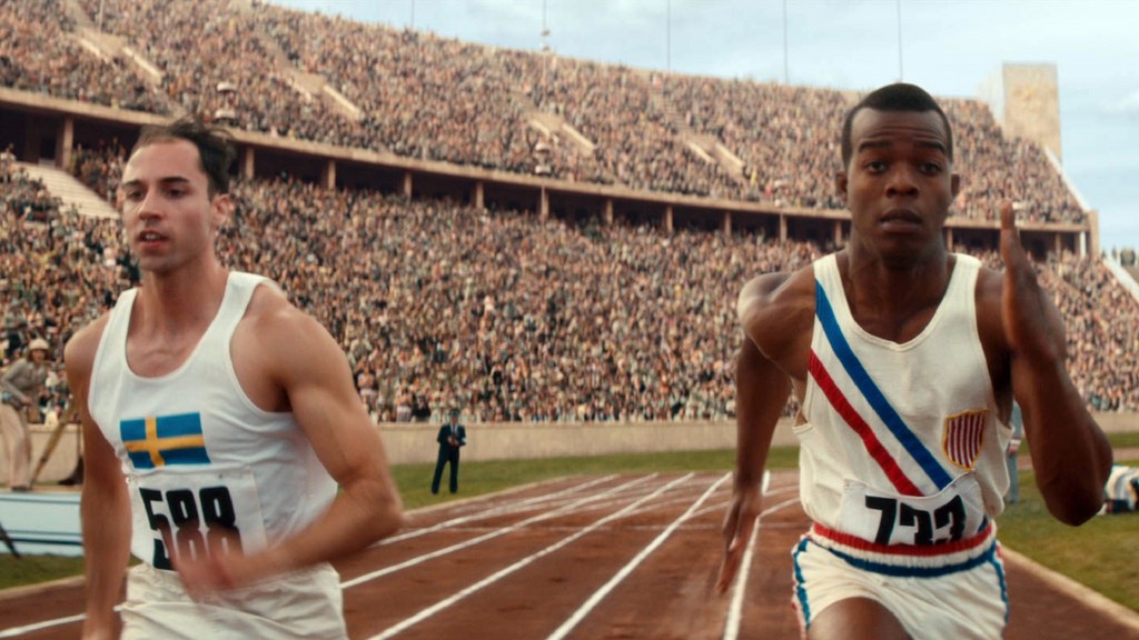 Jesse Owens (Stephan James) im Kampf um die Medaillen bei den Olympischen Spielen 1936 in Berlin - eine Filmszene aus 