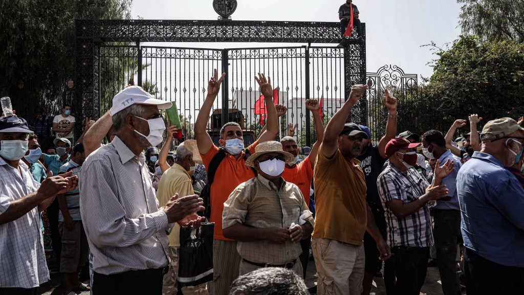 26.07.2021: Anhänger des tunesischen Präsidenten Saied skandieren während einer Demonstration vor dem Parlamentsgebäude Slogans gegen Parlamentssprecher und Vorsitzenden der islamistischen Ennahda-Bewegung, Ghannouchi, nachdem Saied die Entlassung von