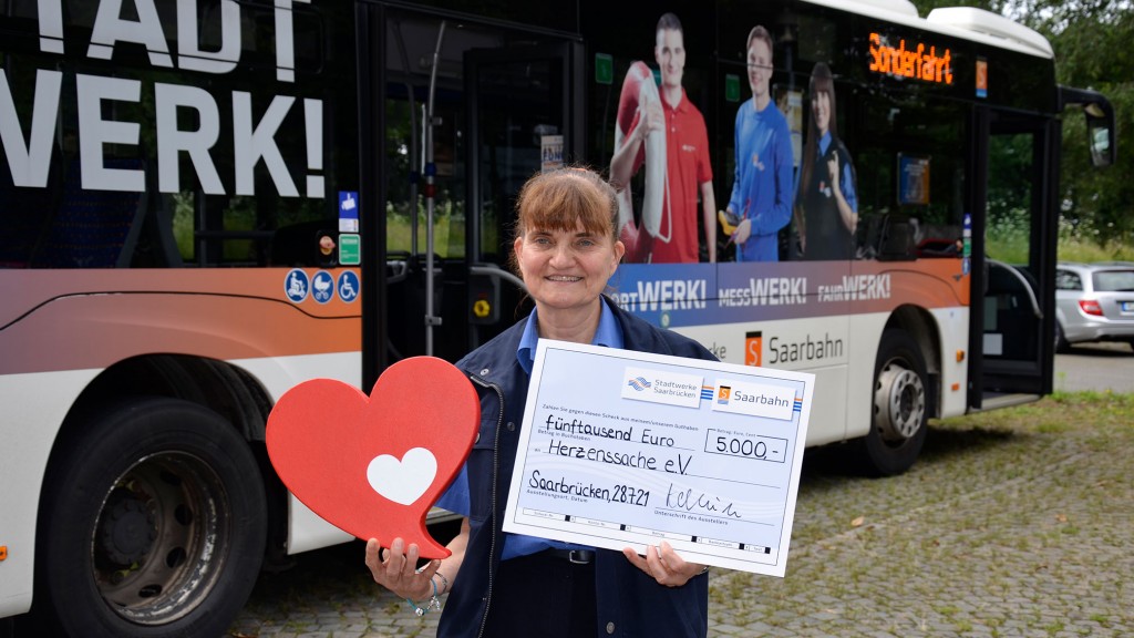 Karin Roether mit ihrem Scheck für Herzenssache (Foto: SR 1/Susanne Armbruster)