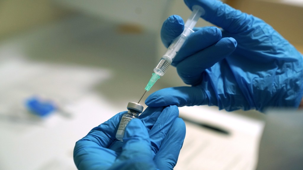 Medizinisches Personal bereitet eine Spritze mit Impfstoff gegen das neuartige Coronavirus vor. (Foto: picture alliance/dpa/PA Wire | Owen Humphrey)