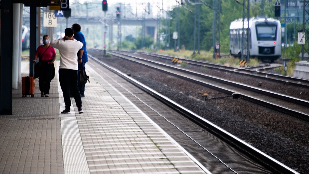 11. August 2201: Fahrgäste warten auf eine Zugverbindung. Hintergrund: Die Lokführergewerkschaft GDL hat ihre Mitglieder zum Streik bei der Deutschen Bahn aufgerufen (Foto: picture alliance/dpa | Julian Stratenschulte)