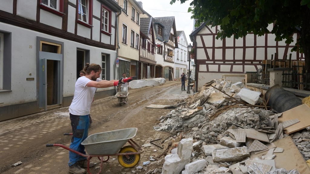 Die Aufräumarbeiten in Ahrweiler dauern weiter an (Foto: picture alliance/dpa | Thomas Frey)