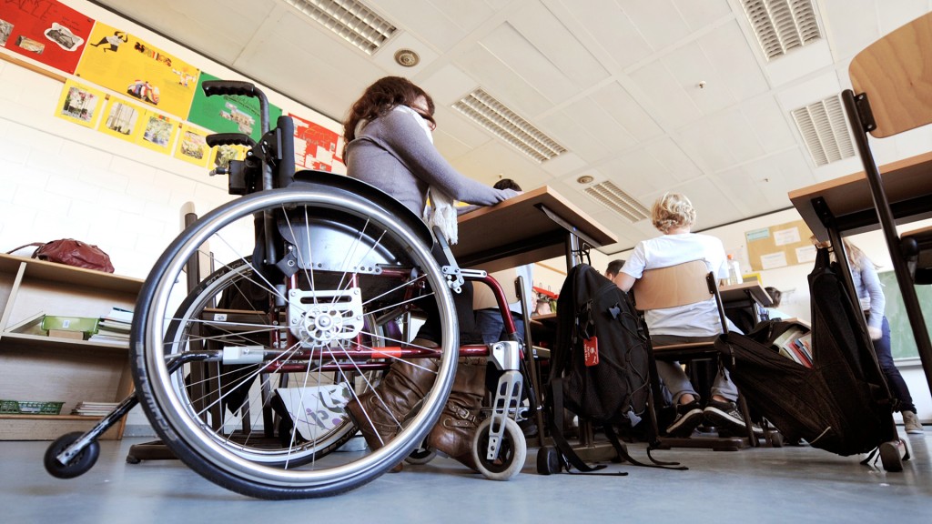 Eine behinderte Schülerin sitzt in ihrem Rollstuhl im Klassenraum einer Integrierten Gesamtschule (Foto: picture alliance/Holger Hollemann/dpa)