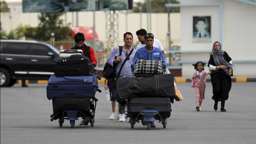 Passagiere gehen zum Abflugterminal des internationalen Flughafens Hamid Karzai in Kabul, Afghanistan (Foto: picture alliance/dpa/AP | Rahmat Gul)