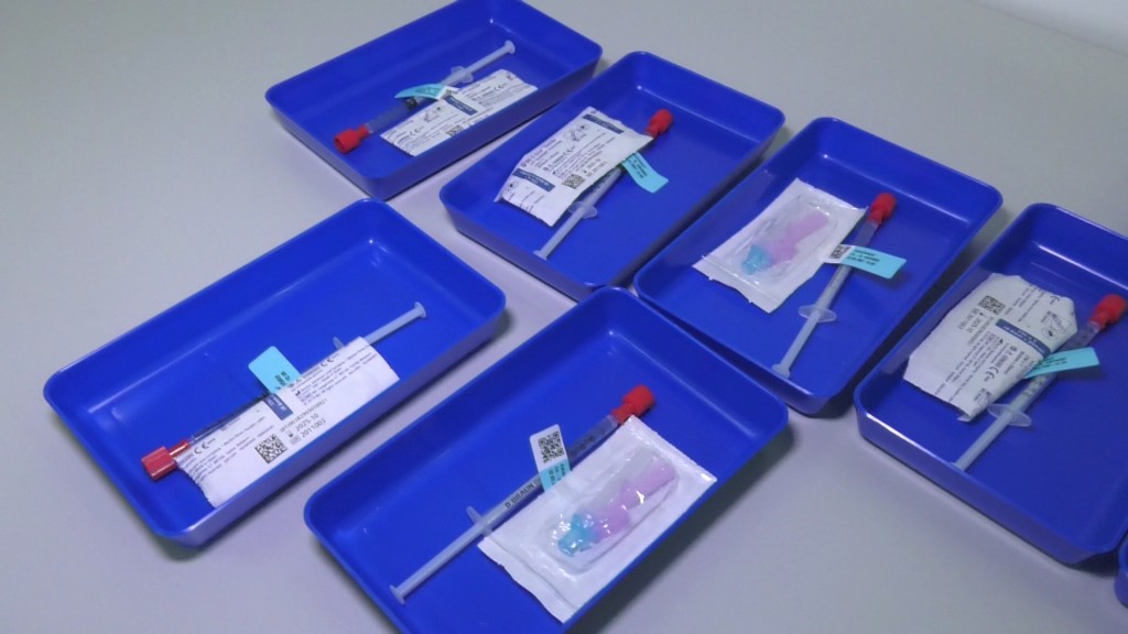 Foto: Corona-Impfung liegt vorbereitet in blauen Schalen