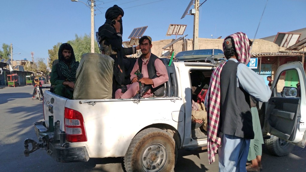 Taliban-Kämpfer patrouillieren in der Stadt Farah. (picture alliance/dpa/AP | Mohammad Asif Khan)