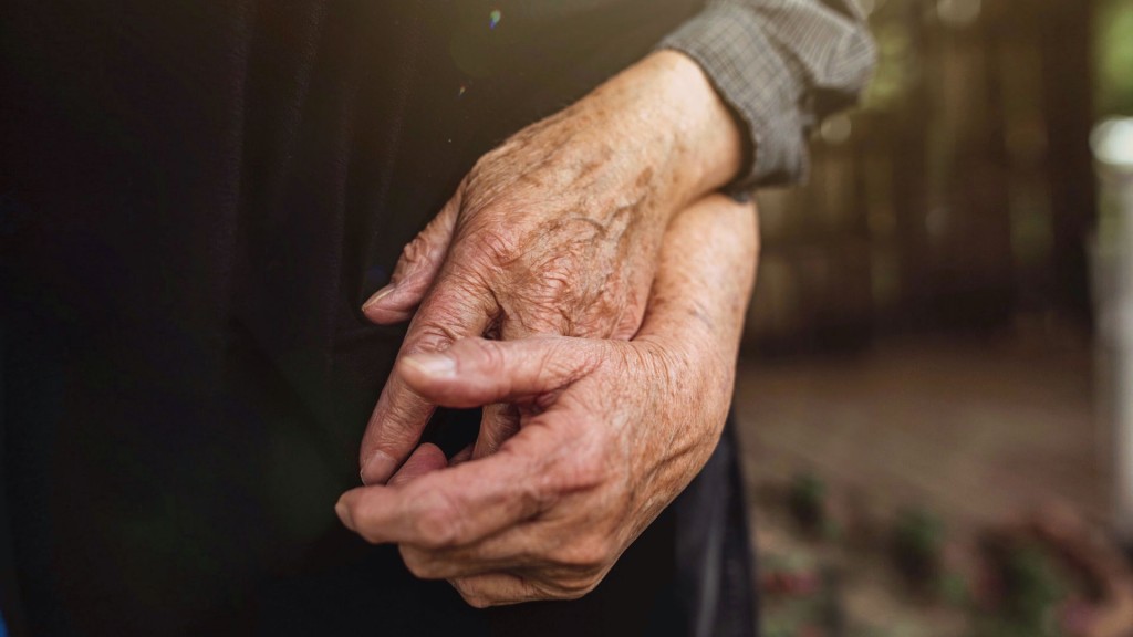 Die Hände zweier älterer Menschen liegen aufeinander (Foto: unsplash/Nina Hill)