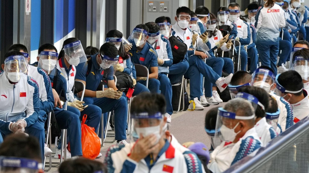 Mitglieder der chinesischen Paralympics-Mannschaft 2021 mit Mund-Nasen-Schutz (Foto: picture alliance/dpa/Kyodo News | Uncredited)
