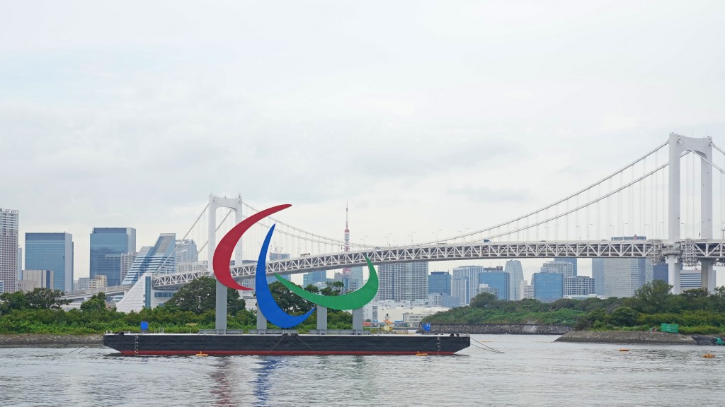 Eine Skulptur der drei paralympischen Agitos steht in der Bucht von Tokio. (Foto: picture alliance/dpa/XinHua | Cai Yang)