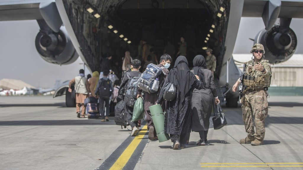 Auf diesem vom US Marine Corps zur Verfügung gestellten Bild beginnen Familien mit dem Einsteigen in eine Boeing C-17 Globemaster III der US Air Force während einer Evakuierung am Hamid Karzai International Airport in Kabul, Afghanistan. (Foto: picture 