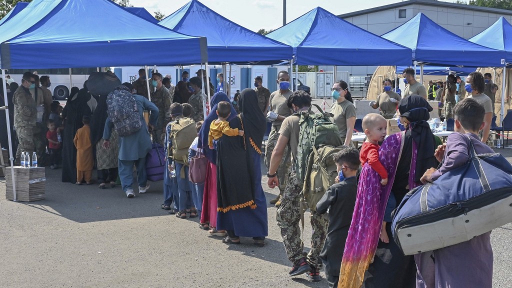 21. August 2021: Afghanische Flüchtlinge, die aus Kabul evakuiert wurden, stellen sich nach ihrer Ankunft auf der Air Base Ramstein zur Abfertigung auf (Foto: picture alliance/dpa/Planet Pix via ZUMA Press Wire | Ssgt. Emma James/U.S. Air)