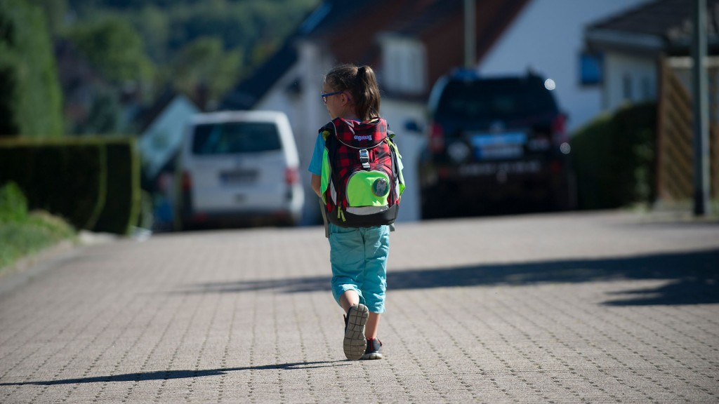 Ein Kind mit Schulranzen auf dem Weg zur Schule (Foto: Pasquale D'Angiolillo)