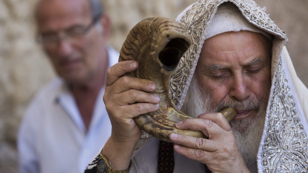 Anlässlich des Fests Rosch Haschana bläst ein orthodoxer Jude  an der Klagemauer in Jerusalem ein Schofar, das Horn eines Widders (Foto: picture alliance / dpa | Abir Sultan)