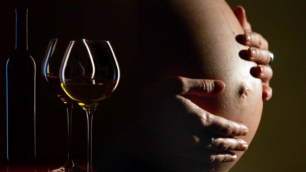 Bildmontage zu Alkohol in der Schwangerschaft: Weinflasche und -Gläser neben einem Babybauch (Foto: pixabay/Quadronet_Webdesign, dpa/Felix Heyder, SR/Knöbber)