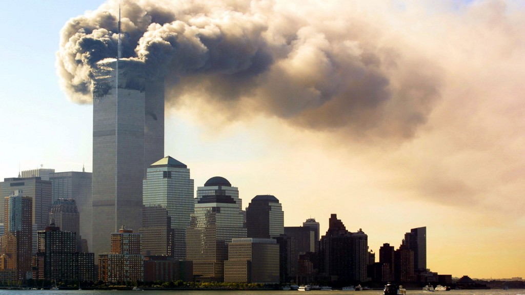 11. September 2001: Rauch steigt von den brennenden Zwillingstürmen des World Trade Centers in Manhattan auf. Zwei Flugzeuge sind innerhalb von kürzester Zeit in das World Trade Center in New York geflogen. (Foto: picture alliance/dpa | Hubert Boesl)