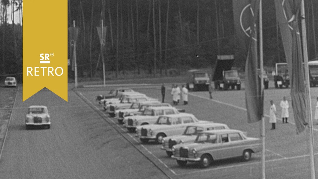 Foto:Merzedes-Benz Fahrzeuge auf einem Parkplatz