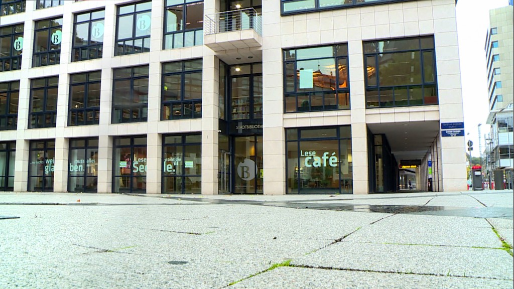 Die Stadtbibliothek im Rathaus-Carré in Saarbrücken. (Foto: SR)