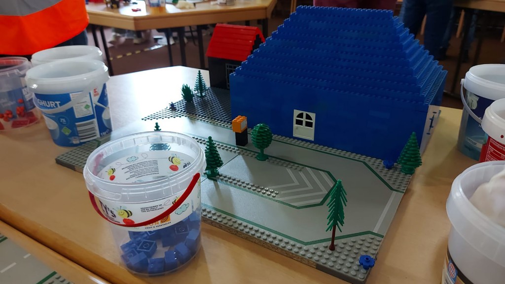 Blaues Lego-Haus mit Straße und Bäumen. (Foto: René Hengken)