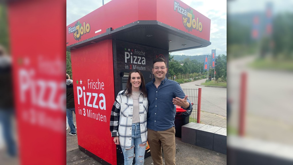 Daniel Pascale mit seiner Frau vor ihrem Pizzaautomat in St. Ingbert (Foto: SR/Eva Lippold)