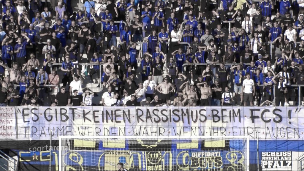 Foto: FCS-Fans halten Banner mit der Aufschrift 